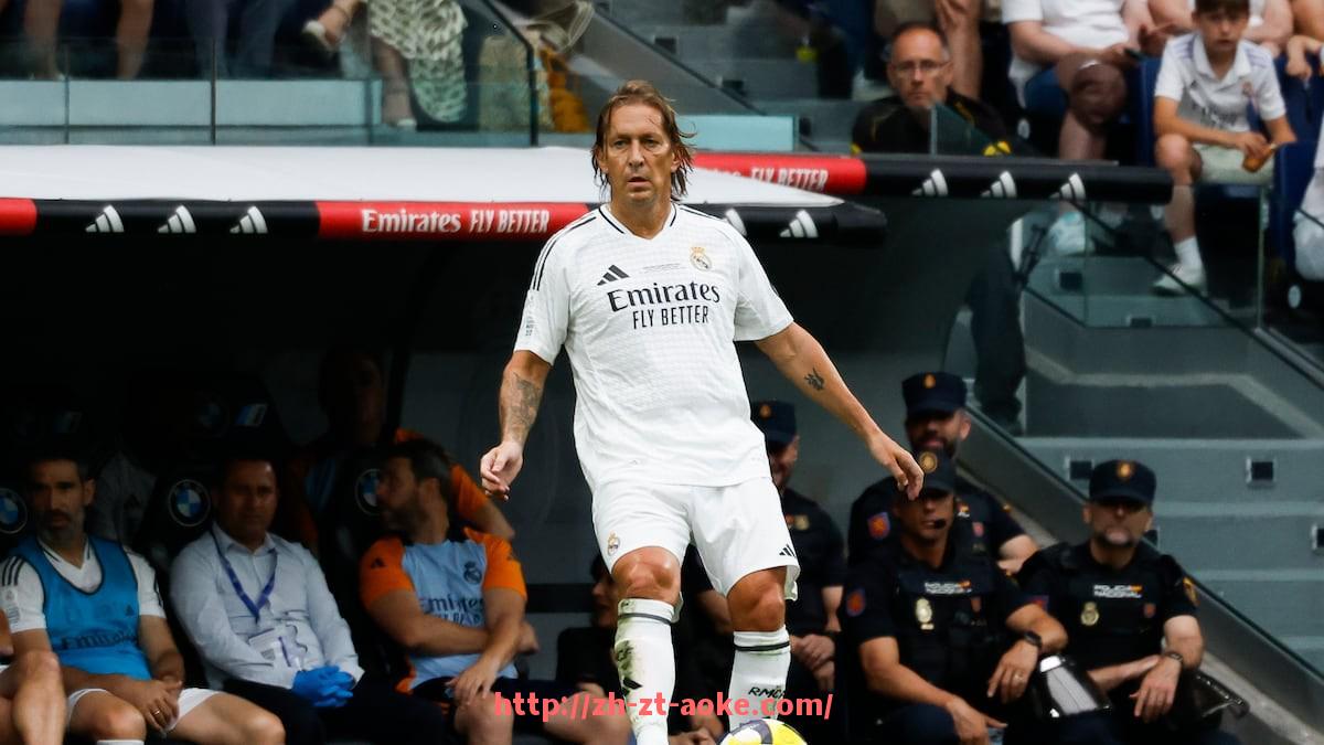 澳客足彩-世俱杯场上通讯技术揭秘：现代足球中的无线协作系统